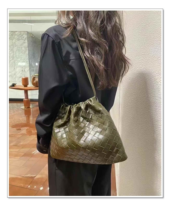 역동성이 반영된 보테가베네타 더스트백 생각을 완전히 바꾼 Handbag