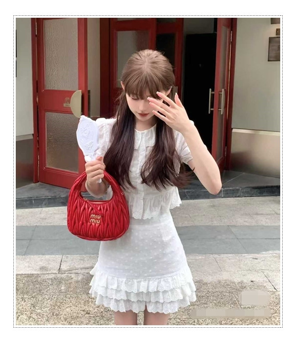 모든 룩에 활기를 불어 넣어주는 미우미우 완더백/젊고 활기한 BAG